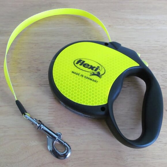 Retractable dog leash 16-Feet long - Picture 2 of 2